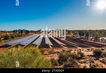 Teil des Tjintu Solar Fields im Ayers Rock Resort in Zentralaustralien. Die Photovoltaik-Panels (PV) decken bis zu 30 % des Strombedarfs des Resorts ab Stockfoto