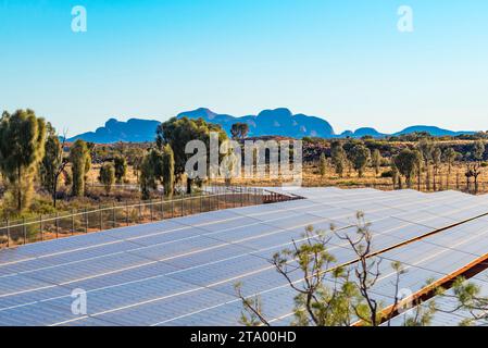 Teil des Tjintu Solar Fields im Ayers Rock Resort in Zentralaustralien. Die Photovoltaik-Panels (PV) decken bis zu 30 % des Strombedarfs des Resorts ab Stockfoto