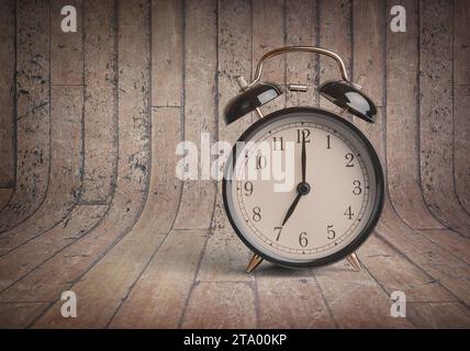 Es ist schon sieben Uhr, Zeit zum Frühstück aufzuwachen, Vintage alter schwarzer Metallic Wecker auf Vintage Holz Hintergrund Atmosphäre Stockfoto