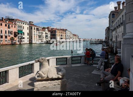 Venedig, Italien - 5. September 2022: Blick auf den Canale Grande von der Terrasse der Peggy Guggenheim Collection in Venedig Stockfoto