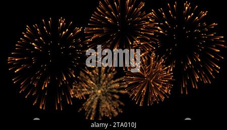 goldene abstrakte blinkende glitzernde Lichter auf schwarzem Hintergrund, festliches Weihnachtskonzept für ein glückliches neues Jahr Stockfoto