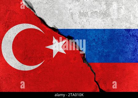 Rote türkische Flagge auf zerbrochener Wand und halb russische weiße rote blaue Flagge, Beziehungskrise zwischen russland und türkei Konzept Stockfoto