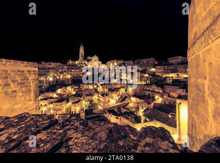 Panoramablick auf typische Steine (Sassi di Matera) und die Kirche von Matera, die zum UNESCO-Weltkulturerbe 2019 bei Nacht gehört Stockfoto