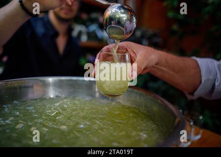 Cocktails und Wein bei gesellschaftlichen Veranstaltungen wie Partys und Hochzeiten. Serviert vom Barkeeper und Kellner. Stockfoto