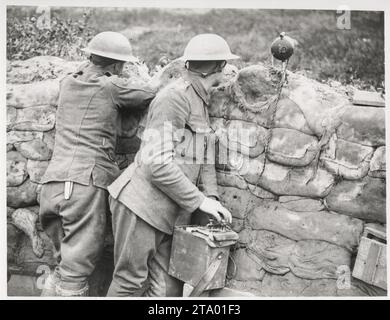 1. Weltkrieg: Die Schlacht von Flandern, zwei Männer, die zwischen der Stützlinie und der Front signalisieren Stockfoto