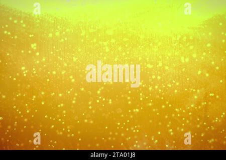 Blasen in einem Glas Bier mit Tropfen als Hintergrund Stockfoto