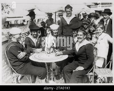 1. Weltkrieg: Britische, französische und amerikanische Seeleute mit Hund, die sich in einem französischen Badeort entspannen Stockfoto