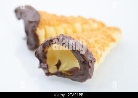 Köstliches sizilianisches Cannolo Cannellino süß mit Gebäck Haselnussschokolade und Gebäck Creme, italienisches Blätterteig auf weißem Hintergrund, Ernährungs- und Diätkonzept Stockfoto