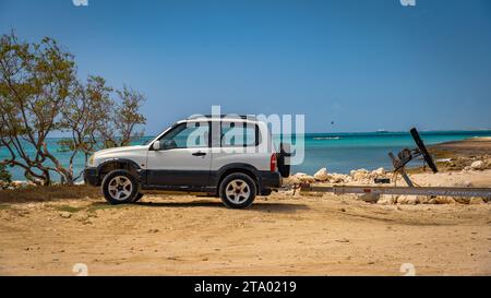 Eagle Beach, Oranjestad, Aruba - Suzuki Grand Vitara parkt in Strandnähe Stockfoto