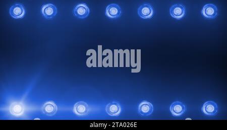 Rahmen aus blinkenden, glänzenden blauen Bühnenlichtern Unterhaltung, Scheinwerferprojektoren im Dunkeln, blauer, weicher Scheinwerfer treffen auf schwarzem Hintergrund Stockfoto