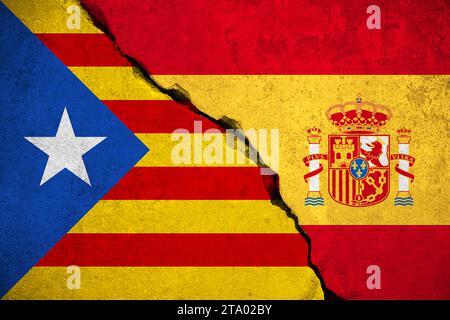 spanien Flagge auf zerbrochener Mauer und halb katalanische Flagge, Abstimmung Referendum für katalanische Unabhängigkeit beenden nationales Krisenseparatismus-Risikokonzept Stockfoto