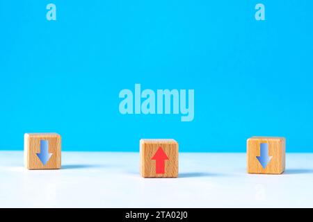 Holzwürfel, Pfeile. Auswahl des Vorwärts- oder Rückwärtskonzepts. Problemkrise überwinden und Weg zum Erfolg Konzept Stockfoto