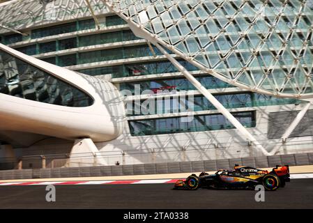 Abu Dhabi, Abu Dhabi. November 2023. Oscar Piastri (aus) McLaren MCL60. 28.11.2023. Formel-1-Test, Yas Marina Circuit, Abu Dhabi, Dienstag. Das Foto sollte lauten: XPB/Press Association Images. Quelle: XPB Images Ltd/Alamy Live News Stockfoto