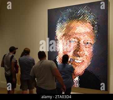 Washington, DC - 2. Juni 2018: Menschen in der Nähe des Porträts des 42. Präsidenten der Vereinigten Staaten Bill Clinton von Chuck Close in National Portrait G Stockfoto