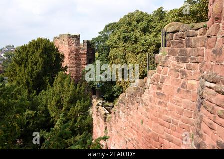 Die Spormauer verbindet den 14. Wasserturm (auch bekannt als neuer Turm) mit dem Bonewaldesthorne's Tower an der römischen Stadtmauer Chester England UK Stockfoto