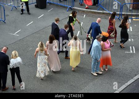 Paare und Frauen oder weibliche Rennbesucher tragen während des Ladies Day auf Chester Races Chester Racecourse England UK schicke, modische oder farbenfrohe Kleider Stockfoto