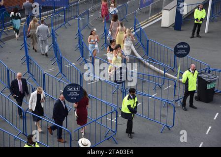 Sicherheitskräfte oder Sicherheitsmänner und Crowd Control Barrieren vor dem Chester Racehouse bei Ladies Day Chester Rennen in Chester England Großbritannien Stockfoto