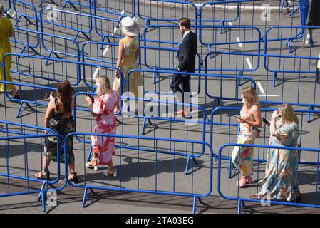 Paare und Frauen oder weibliche Rennbesucher tragen während des Ladies Day auf Chester Races Chester Racecourse England UK schicke, modische oder farbenfrohe Kleider Stockfoto