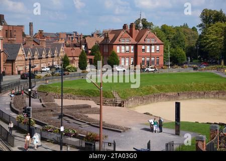 Touristen lesen Informationstafeln im römischen Amphitheater Chester Stockfoto