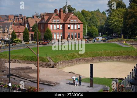 Touristen lesen Informationstafeln im römischen Amphitheater Chester Stockfoto