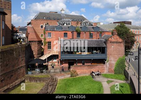 Überreste des römischen Südost-Eckturms (unten links), öffentlicher Garten, Restaurant, Pub & Bar, „Off the Wall“, Chester Cheshire England Großbritannien Stockfoto