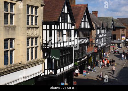 Historische Gebäude an der geschäftigen Shopping Street, Foregate Street, im Stadtzentrum von Chester, im Stadtzentrum oder im historischen Viertel Chester England, Großbritannien Stockfoto