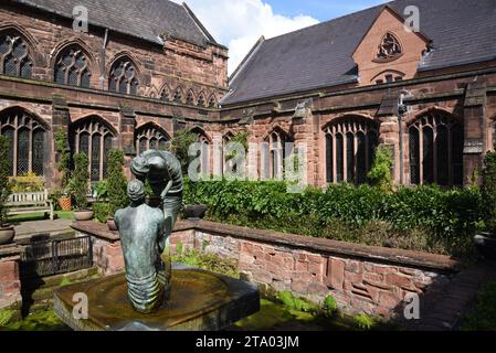 Brunnen Sculpture Water of Life (1994) von Stephen Broadbent, Jesus Christus und die Samarierin, im Cloister Garden oder Cloisters Chester Cathedral Stockfoto