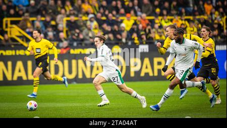 Dortmund, Deutschland. November 2023. Rocco Reitz (BMG) Theoson Jordan Siebatcheu (BMG) Nico Schlotterbeck (BVB) Borussia Dortmund - Borussia Mönchenglad Stockfoto