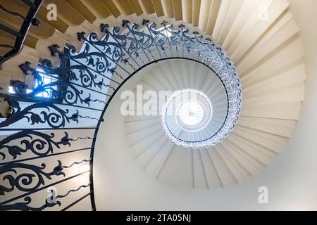 Die Tulip Treppen befinden sich im Queen's House London UK. Das Tulpendesign in den schmiedeeisernen Bannistern gibt der selbsttragenden Treppe ihren Namen Stockfoto