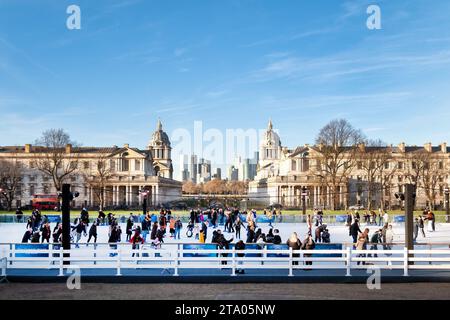 Die Greenwich Eislaufbahn befindet sich vor Queens House, London. Die Freilufteisbahn ist eine beliebte Weihnachtsaktivität für alle. Stockfoto