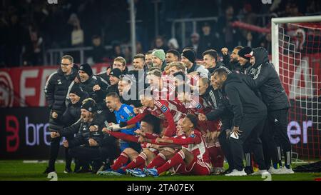 Düsseldorf, Deutschland. November 2023. Schlussjubel F95 Daniel Bunk (F95), Nils Kriszio, Torwart Florian Kastenmeier (F95), Andre Hoffmann (F95), Yanni Stockfoto