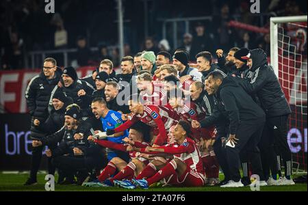 Düsseldorf, Deutschland. November 2023. Schlussjubel F95 Daniel Bunk (F95), Nils Kriszio, Torwart Florian Kastenmeier (F95), Andre Hoffmann (F95), Yanni Stockfoto