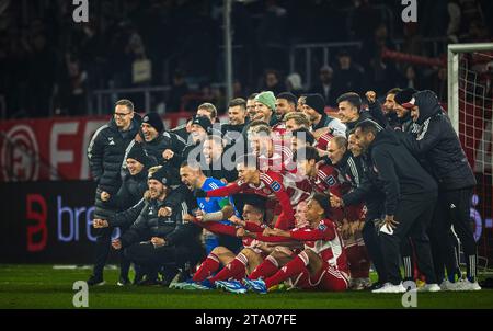 Düsseldorf, Deutschland. November 2023. Schlussjubel F95 Daniel Bunk (F95), Nils Kriszio, Torwart Florian Kastenmeier (F95), Andre Hoffmann (F95), Yanni Stockfoto