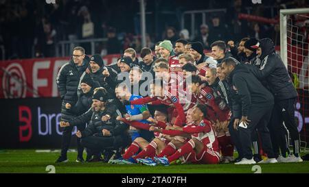 Düsseldorf, Deutschland. November 2023. Schlussjubel F95 Daniel Bunk (F95), Nils Kriszio, Torwart Florian Kastenmeier (F95), Andre Hoffmann (F95), Yanni Stockfoto