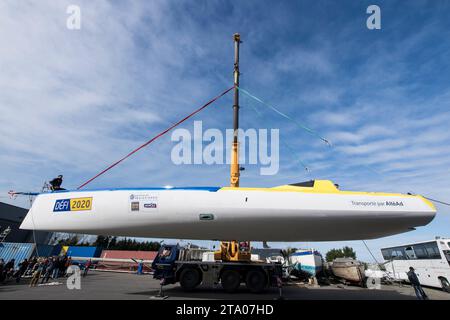 Transfer von IMOCA La Mie Caline - Artipole (Arnaud Boissières) zwischen Port-La-Foret und Les Sables d'Olonne, Entladung des Bootes am 12. Februar 2018 in Sables d'Olonne, Frankreich - Foto Olivier Blanchet / DPPI Stockfoto