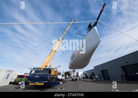 Transfer von IMOCA La Mie Caline - Artipole (Arnaud Boissières) zwischen Port-La-Foret und Les Sables d'Olonne, Entladung des Bootes am 12. Februar 2018 in Sables d'Olonne, Frankreich - Foto Olivier Blanchet / DPPI Stockfoto