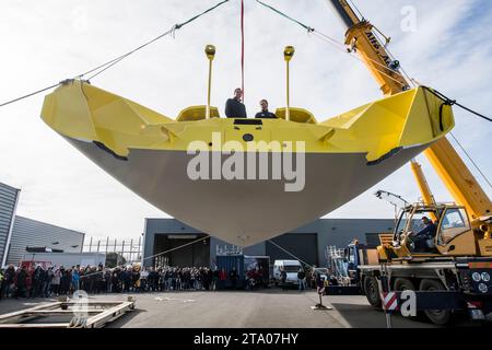 Transfer von IMOCA La Mie Caline - Artipole (Arnaud Boissières) zwischen Port-La-Foret und Les Sables d'Olonne, Entladung des Bootes am 12. Februar 2018 in Sables d'Olonne, Frankreich - Foto Olivier Blanchet / DPPI Stockfoto