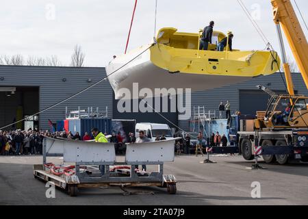 Transfer von IMOCA La Mie Caline - Artipole (Arnaud Boissières) zwischen Port-La-Foret und Les Sables d'Olonne, Entladung des Bootes am 12. Februar 2018 in Sables d'Olonne, Frankreich - Foto Olivier Blanchet / DPPI Stockfoto