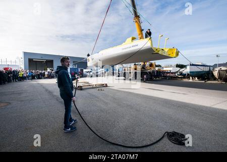 Transfer von IMOCA La Mie Caline - Artipole (Arnaud Boissières) zwischen Port-La-Foret und Les Sables d'Olonne, Entladung des Bootes am 12. Februar 2018 in Sables d'Olonne, Frankreich - Foto Olivier Blanchet / DPPI Stockfoto