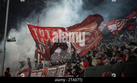 Düsseldorf, Deutschland. November 2023. F95 Fans im Qualm Fortuna Düsseldorf - FC Schalke 04 25.11.2023 Copyright (nur für journalistische Zwecke) by Stockfoto