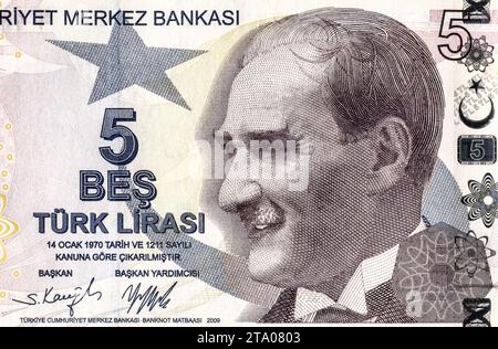 Mustafa Kemal Atatürk (1881-1938). Porträt auf der Türkei 5-Lira-2009-Banknote Stockfoto