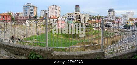 Ruinen des antiken römischen Amphitheaters im Zentrum von Durres, Albanien Stockfoto