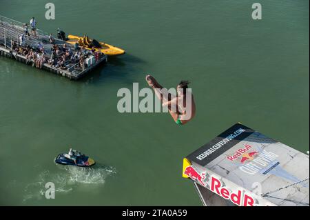 Jucelino JUNIOR (BRA) taucht von der 27 Meter hohen Plattform auf dem Saint Nicolas Tower während des vierten Stopps der Red Bull Cliff Diving World Series am 23. Juli 2016 in La Rochelle, Frankreich - Foto Olivier Blanchet / DPPI Stockfoto