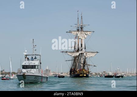 Das alte Fregattschiff L’Hermione verlässt das Bassin des Chalutiers von La Rochelle nach Aix Island, bevor es am 18. april 2015 in La Rochelle in Frankreich zu ihrer großen Reise in die USA reist - Foto Olivier Blanchet / DPPI Stockfoto