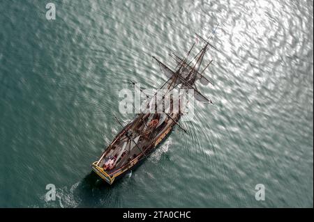 Das alte Fregattschiff L’Hermione verlässt das Bassin des Chalutiers von La Rochelle nach Aix Island, bevor es am 18. april 2015 in La Rochelle in Frankreich zu ihrer großen Reise in die USA reist - Foto Olivier Blanchet / DPPI Stockfoto