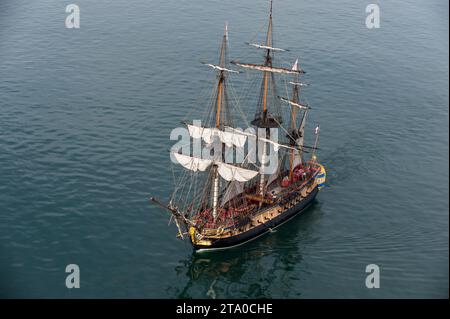 Das alte Fregattschiff L’Hermione verlässt das Bassin des Chalutiers von La Rochelle nach Aix Island, bevor es am 18. april 2015 in La Rochelle in Frankreich zu ihrer großen Reise in die USA reist - Foto Olivier Blanchet / DPPI Stockfoto