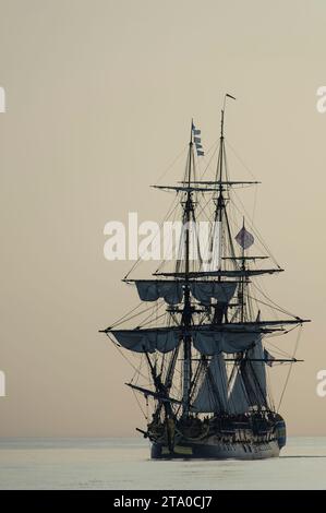 Das alte Fregattschiff L’Hermione verlässt das Bassin des Chalutiers von La Rochelle nach Aix Island, bevor es am 18. april 2015 in La Rochelle in Frankreich zu ihrer großen Reise in die USA reist - Foto Olivier Blanchet / DPPI Stockfoto