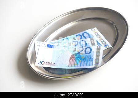 Euro-Banknoten auf Tablett Stockfoto