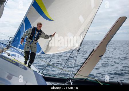 Der französische Kapitän Francois Gabart an Bord des IMOCA MACIF-Trainings für die Route du Rhum vor Port La Foret, Bretagne, am 19. juli 2014 - Foto Olivier Blanchet / DPPI Stockfoto