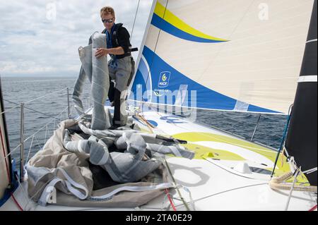 Der französische Kapitän Francois Gabart an Bord des IMOCA MACIF-Trainings für die Route du Rhum vor Port La Foret, Bretagne, am 19. juli 2014 - Foto Olivier Blanchet / DPPI Stockfoto